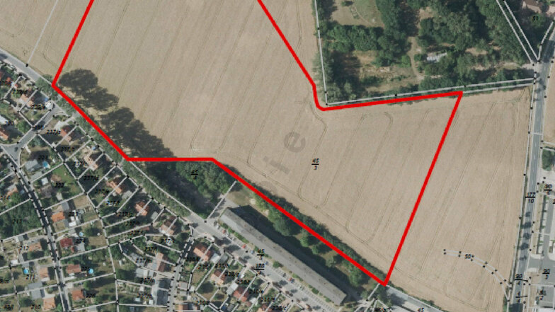 Der rot umrandete Teil des Flurstücks 45/3 soll Grün- und Ackerfläche bleiben. Die Fläche rechts daneben an der Großenhainer Straße ist im Flächennutzungsplan der Stadt als Gewerbefläche ausgewiesen.