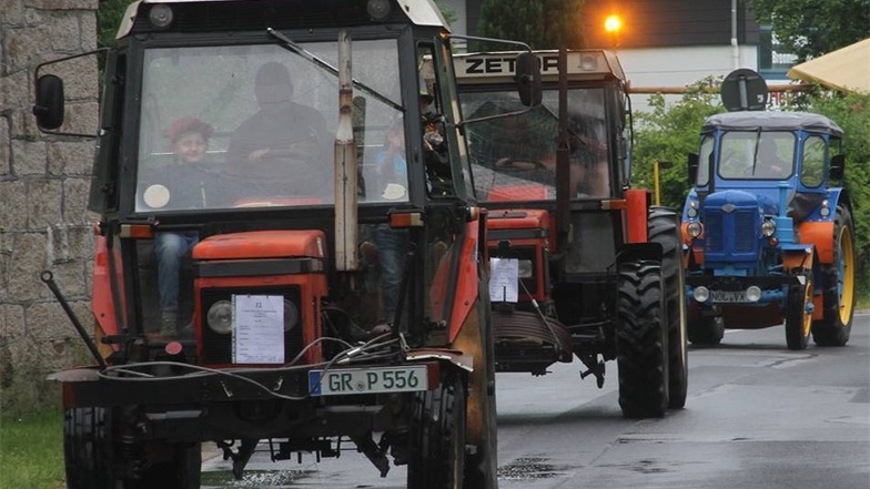 Nach einigen Minuten ließ der Regen etwas nach und die Traktoren rollten durch Girbigsdorf.
