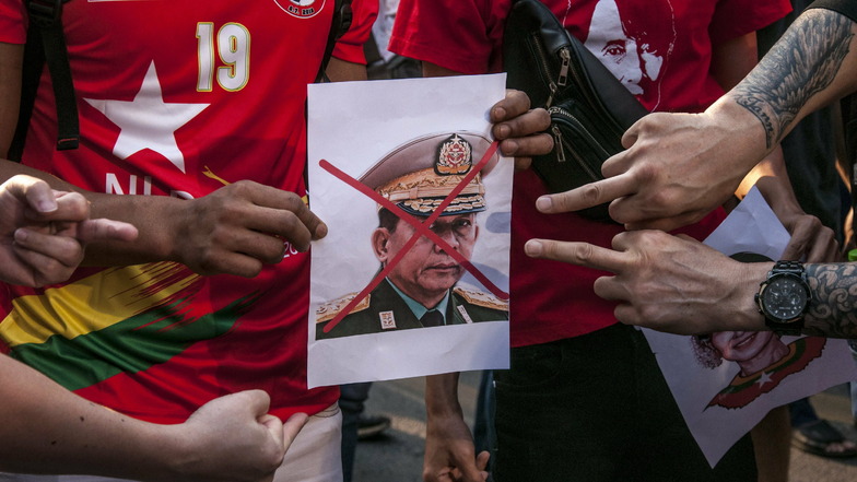 Demonstranten halten ein Porträt des Armeechef Hlaing. Das Militär hatte in der Nacht die zivile Führung Myanmars um Suu Kyi entmachtet und einen einjährigen Ausnahmezustand verhängt.