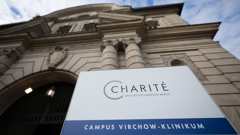 Nach dem Tod zweier Patienten ist ein Oberarzt der Berliner Charité zu einer Haftstrafe von vier Jahren verurteilt worden.