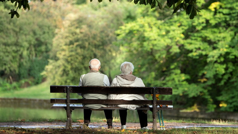 Zwei Rentner sitzen auf einer Parkbank in Dresden: Verglichen mit anderen Ländern müssen Senioren in Sachsen im Durchschnitt mit weniger Rente auskommen.