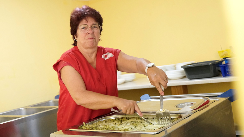 "Nimmersatt"-Inhaberin Ramona Schulze bei der Ausgabe der Essensportionen in der Freien Werkschule. Schon wenige Tage nach dem Brand bekochten sie und ihre Mitarbeiter wieder einen Teil der Werkschüler.