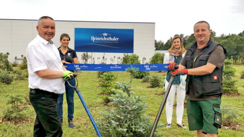 Auf dem Gelände der Heinrichsthaler Milchwerke sind 250 Bäume gepflanzt worden. Zudem setzt das Unternehmen auf umweltbewussten"blauen Strom" aus einer Anlage mit Kraft-Wärme-Kopplung.