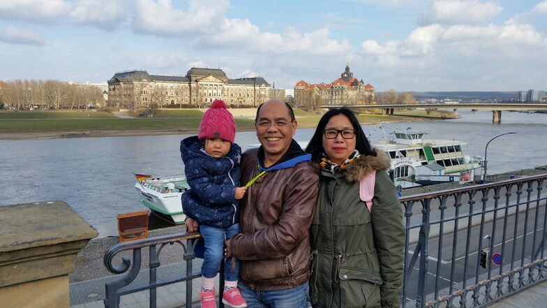 Pham Phi Son und seine Lebensgefährtin Nguyen Thi Quynh Hoa und die gemeinsame Tochter Emilia 2019 in Dresden.