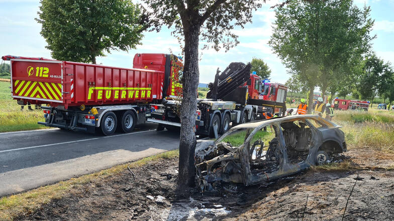 Unfälle von E-Autos erregen besonderes Aufsehen. So auch im Sommer 2020, als in Groß Kreutz bei Potsdam eine junge Frau mit ihrem Pkw gegen einen Baum prallte. Sie starb in dem brennenden Wrack.