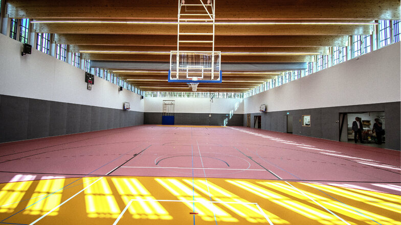 Die sogenannte Zweifachsporthalle lässt sich durch einen Vorhang in der Mitte trennen. Auch Spiele auf Großfeld in Handball und Baskettball sind möglich.