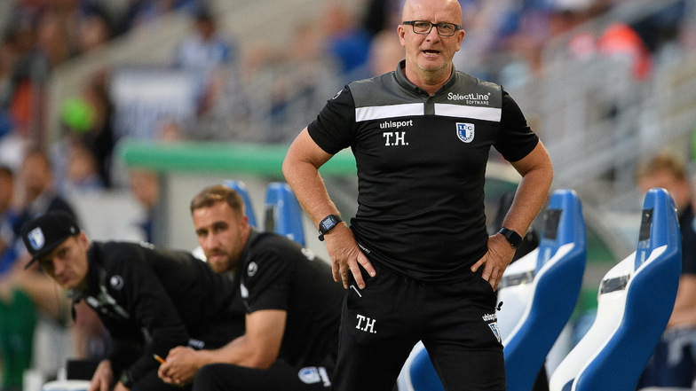 Thomas Hoßmang (r.) ist nach der 0:1-Niederlage im Ost-Duell gegen Dynamo Dresden als Trainer beim 1. FC Magdeburg zurückgetreten.