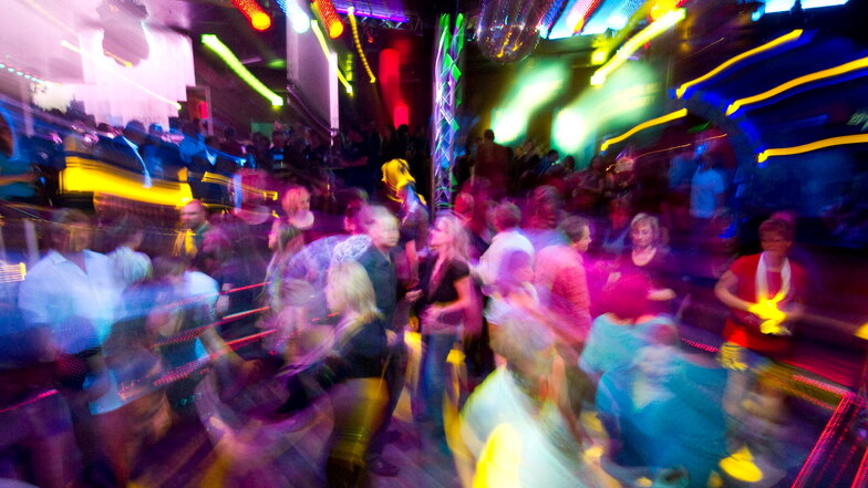 Tanzende Menschen, bunte Lichter: Bald gibt es das wieder. In Kamenz steigt am 17. Juli die erste Party nach dem Lockdown.