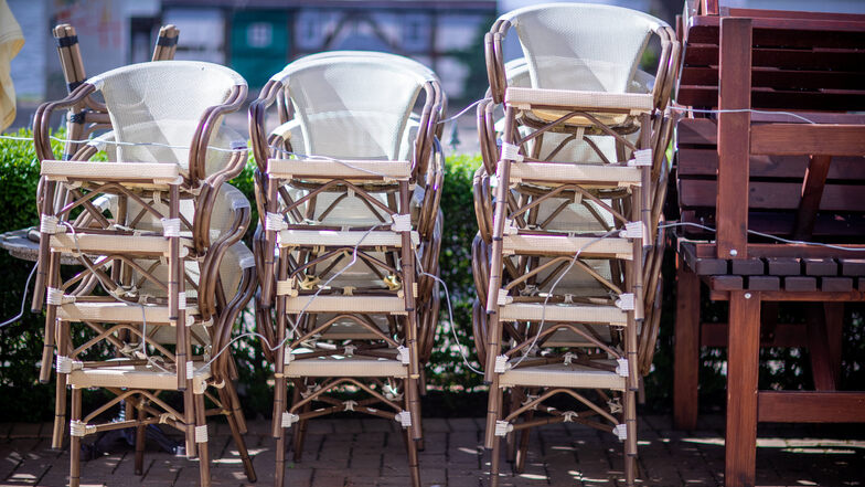 Symbolbild: Die Restaurants In Mittelsachsen dürfen ihre Stühle wieder aufstellen, wenn auch unter strengen Auflagen.