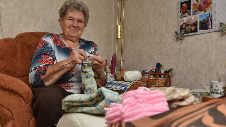 Maria Leiteritz aus Pretzschendorf strickt Socken für "Weihnachten im Schuhkarton" und Babyschuhe für die Neuankömmlinge im Dorf.
