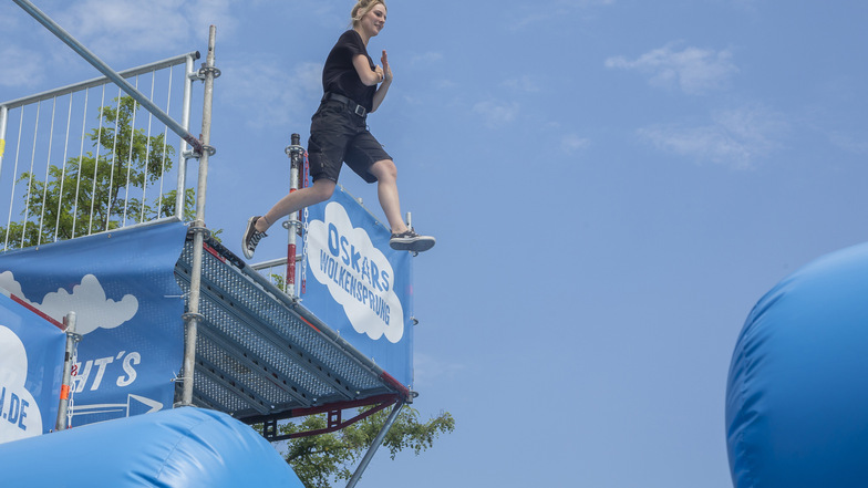 Freier Fall ins Luftkissen – bei Oskars Wolkensprung springt man in einer Höhe von 6,20 Meter über dem Boden ab und landet trotzdem weich.