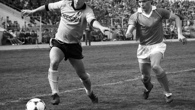 Dariusz Wosz (r) attackiert den ballführenden Dresdner Mittelfeldakteur Jörg Stübner beim 0:0 zwischen Chemie Halle und Dynamo Dresden in der  DDR-Fußball-Oberligasaison 1987/88.