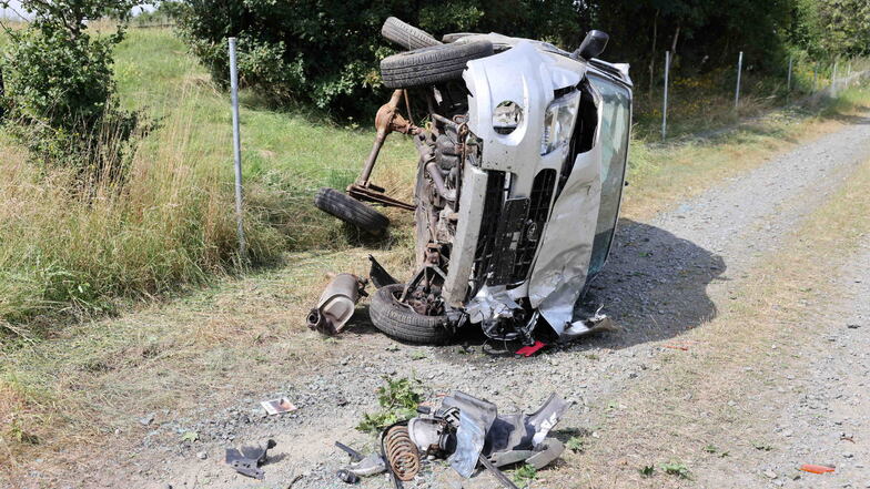 Bei dem Unfall auf der A4 hat sich das Auto mehrfach überschlagen. Der Fahrer wurde schwer verletzt.