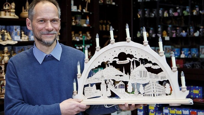 Andreas Niedrig vom Biomarkt „Der grüne Laden“ präsentiert den diesjährigen Görlitz-Schwibbogen.