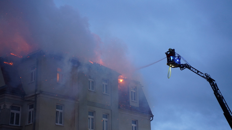 Mehr als 50 Feuerwehrleute aus Bautzen und Wilthen waren im Einsatz, um am 2. Februar einen Brand in einem Wohnhaus an der Wilthener Straße in Bautzen zu löschen.
