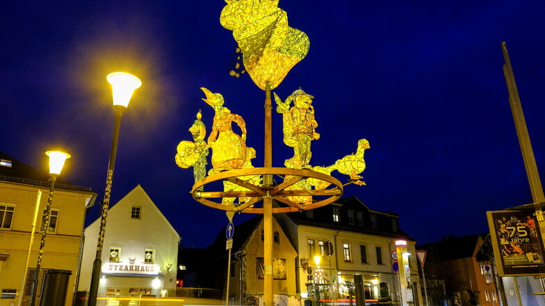Es muss nicht immer ein Weihnachtsbaum sein: Dass die Lößnitzstadt geschmackvoll schmücken kann, beweist sie auf dem Dorfanger Altkötzschenbroda.