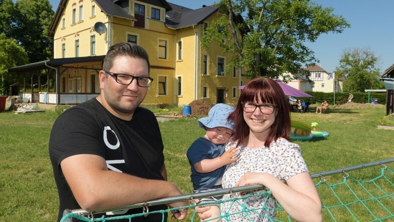 Stefanie und Marcel Fischer mit ihrem jüngsten Sohn Bruno. Die junge Familie lebt seit einigen Monaten im neu entstandenen Familienwohnpark in Großschweidnitz und fühlt sich dort sehr wohl.