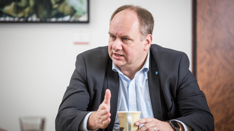 Oberbürgermeister Dirk Hilbert (FDP) wehrt sich gegen die Attacken von CDU und SPD.