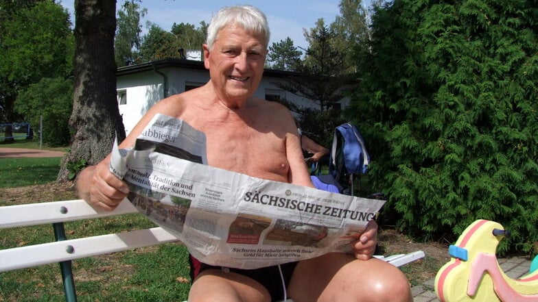 Seit acht Jahren besucht Konrad Ihle das Waldbad. Bei einem Badetag im Naturbad darf eines natürlich nicht fehlen: die Sächsische Zeitung.