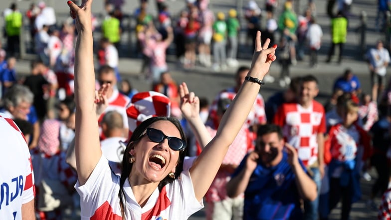 Kroatische Fans feiern auf dem Weg in das Stadion.