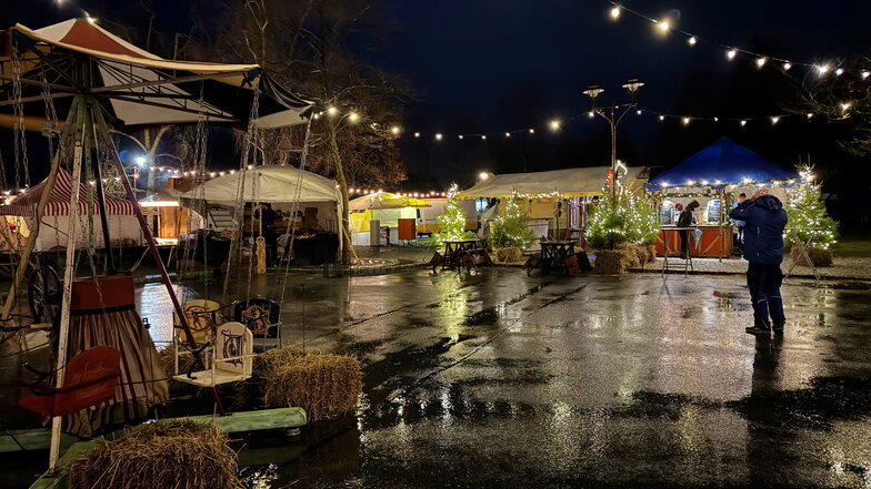 Zum Start des Ruprechtmarktes bot sich am Donnerstagabend ein eher trauriges Bild aufgrund des miserablen Wetters mit Regen und Sturm.
