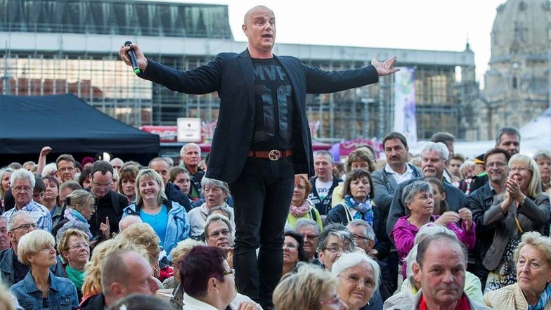 Der Dresdner Sänger Ronny Krappmann macht das Warm-Up für den Auftritt des Travestietheaters "Carte Blanche" auf der Bühne auf dem Altmarkt.