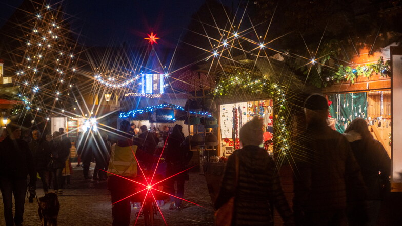 Ab Donnerstag wird es auch in der Radeberger Stadtkirche leuchten und funkeln;  Oberbürgermeister Frank Höhme eröffnet um 16 Uhr den Weihnachtsmarkt.