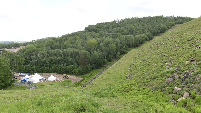 Hier steht rechts der Damm der Spülkippe im Bielatal. Unten im Tal ist die Baustelle für die neue Reinigungsanlage zu sehen, die Arsen aus dem Wasser holt.