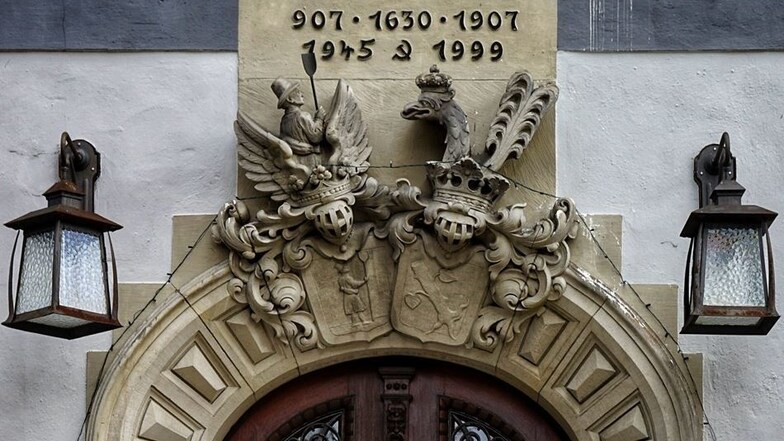 Das Herdersche Wappen am Portal.