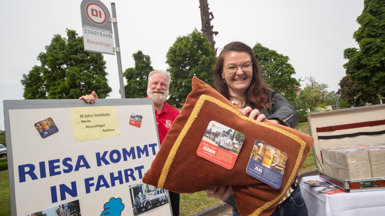 20 Jahre rollt die Stadtbahn durch Riesa. Anlass für einen neuen Bierdeckel, den Braumeister Gunter Spies und Riesenhügel-Chefin Anja Ulbrich präsentieren.