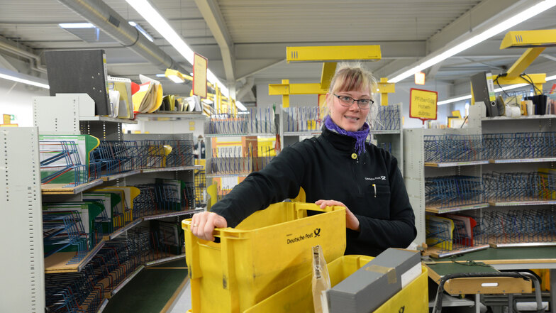 Susanne Slomian ist Postzustellerin bei der Deutschen Post. Sie verteilt die Postsendungen  vom Zustellstützpunkt Niesky aus. Ihr Arbeitstag beginnt mit dem Sortieren entsprechend ihrer Tour.