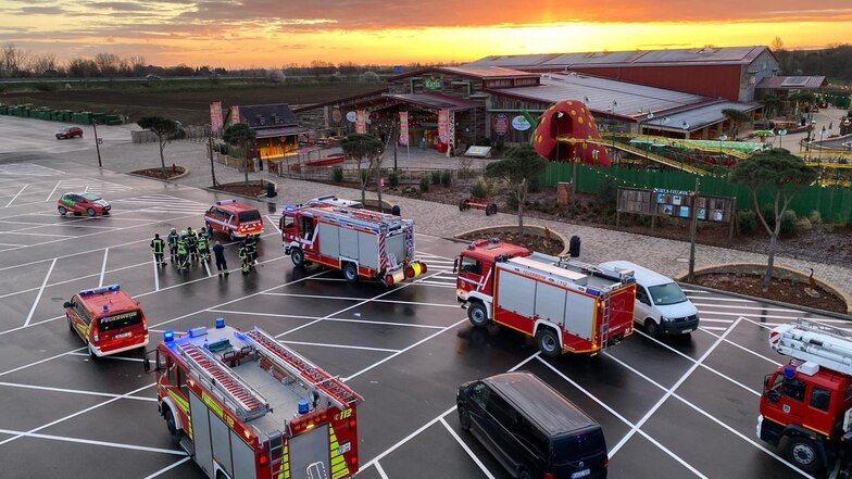 Kaum eröffnet: Großeinsatz der Feuerwehr in Karls Erlebnis-Dorf in Döbeln