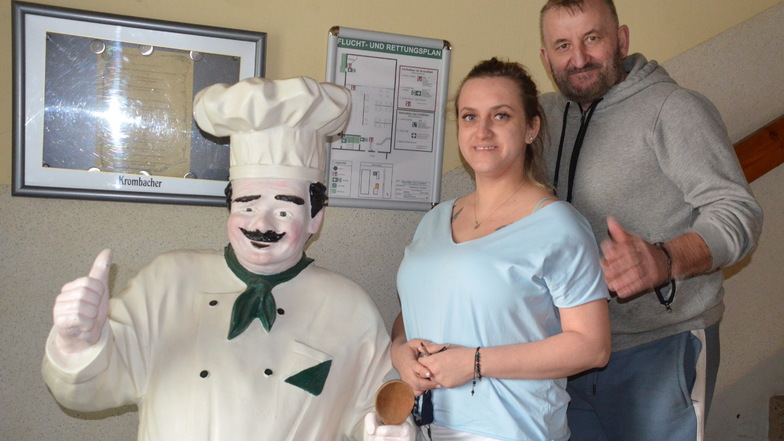 Jerzy Szewczyk und seine Frau Angelika Popek-Szewczyk haben die Gaststätte "Zum Landwirt" in Nieder Seifersdorf gekauft und haben viel damit vor. Der dicke Koch aus Pappe soll bald wieder Gäste zum Essen einladen.