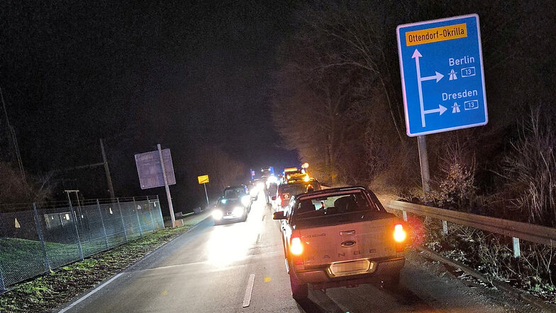 Pkws, aber auch Traktoren blockierten in den Nachtstunden am Mittwoch die Autobahnauffahrt Radeburg.