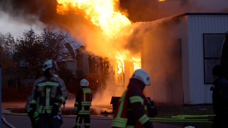 Die Feuerwehr musste im April 2020 in Heidenau ein Flammeninferno in den Griff bekommen.