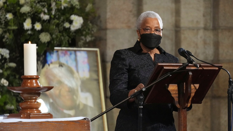 Grace Machel, Witwe des verstorbenen Nelson Mandela, spricht während der Trauerfeier für Desmond Tutu.