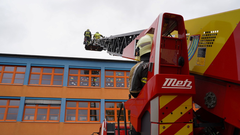Am Donnerstag musste die Feuerwehr unter anderem zur Gottlieb-Daimler-Oberschule in Bautzen ausrücken...