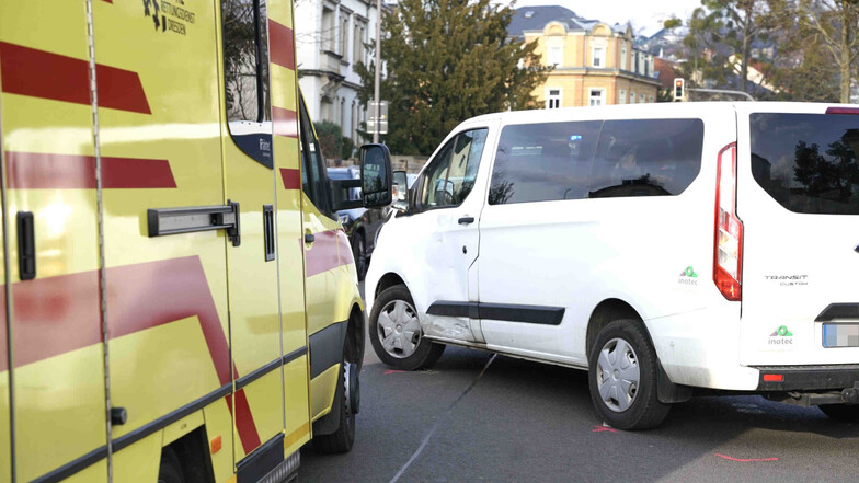 Ein Transporter ist am Mittwoch im Dresdner Stadtteil Blasewitz mit einem Motorroller zusammengestoßen.