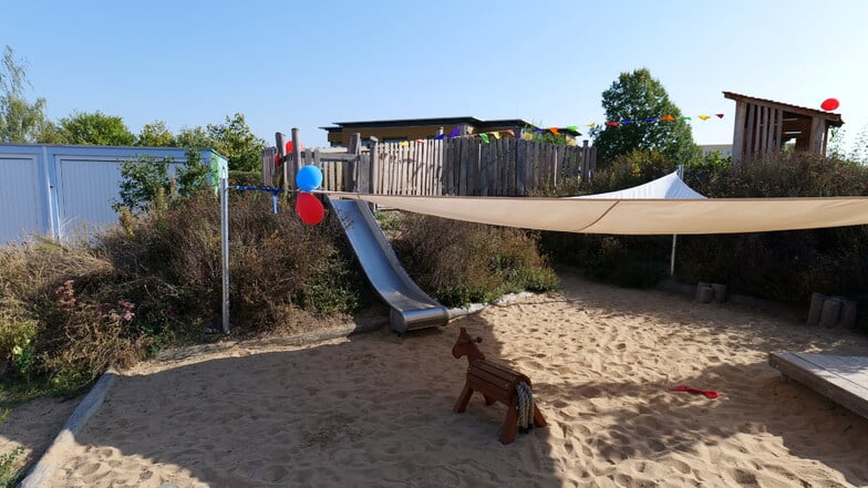 In Form einer Alm-Hütte wurde ein Teil des Außengeländes am Kinderhaus Regenbogen gestaltet. Von hier aus führt eine Rutsche zu weiteren Möglichkeiten zum Spielen und Entdecken.