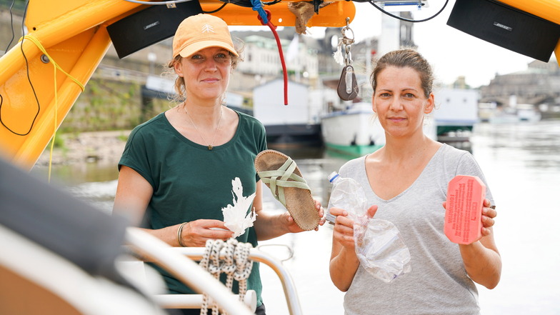 Mona Rittinghaus (l.) und Katrin Heratsch: Die Crew des Forschungsschiffs "Aldebaran" hat bereits allerhand Kunststoff-Müll aus der Elbe gefischt.