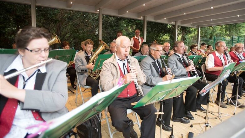 In der Villa Weiße gab es etwas für die älteren Semester: Das Lessingblasorchester spielte wie immer auf.