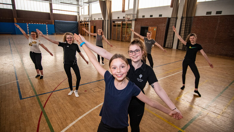 Die ersten Tänzer der Döbelner Dance Company haben wieder mit dem Training begonnen. Trainerin Lisa Niepel übt mit Karola (vorn) und einem Teil der Gruppe „Haltlos“ vor allem Grundelemente und Fitness.