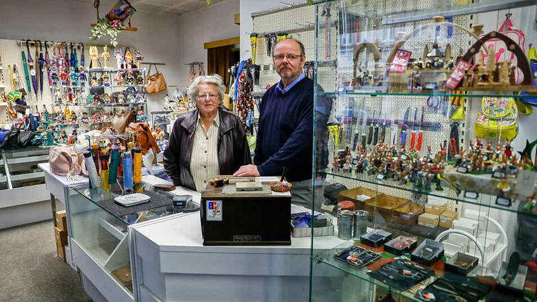 Christina Lippke steht mit 88 Jahren noch im Laden, den ihr Sohn Rolf betreibt. Jetzt wollen Lippkes nach 145 Jahren das Familiengeschäft schließen.