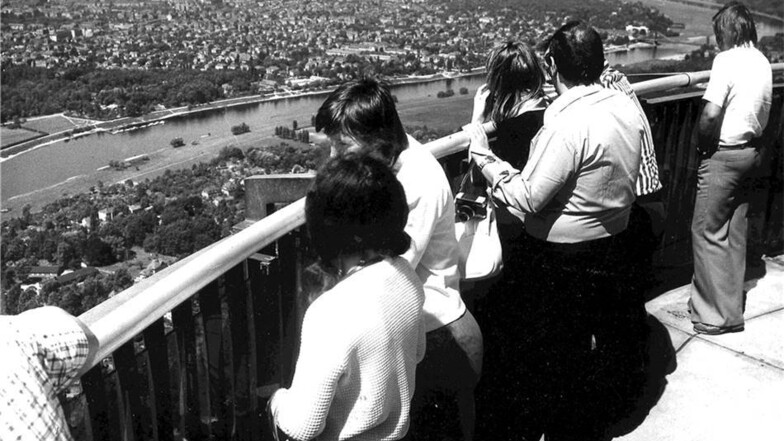 Besucher-Blicke in chicen Schlaghosen vom Fernsehturm auf Dresden.