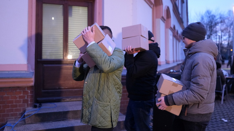 Teilnehmer einer Kundgebung mit Sellner tragen Kartons zu einem Büro der Sachsen-Garde, eine der Identitären Bewegung nahestehenden rechten Organisation.