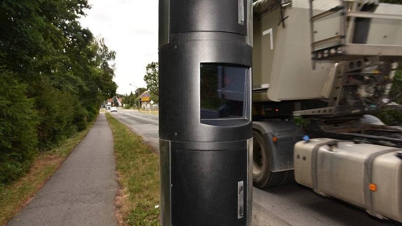 Dieser Blitzer an der Bundesstraße 96 in Maukendorf ist einer von fünf solchen Geräte im Landkreis Bautzen, die eine Technik verwenden, die juristisch umstritten ist. Weil das Gerät bestimmte Rohdaten nicht speichert, halten einige Richter es nicht für ge
