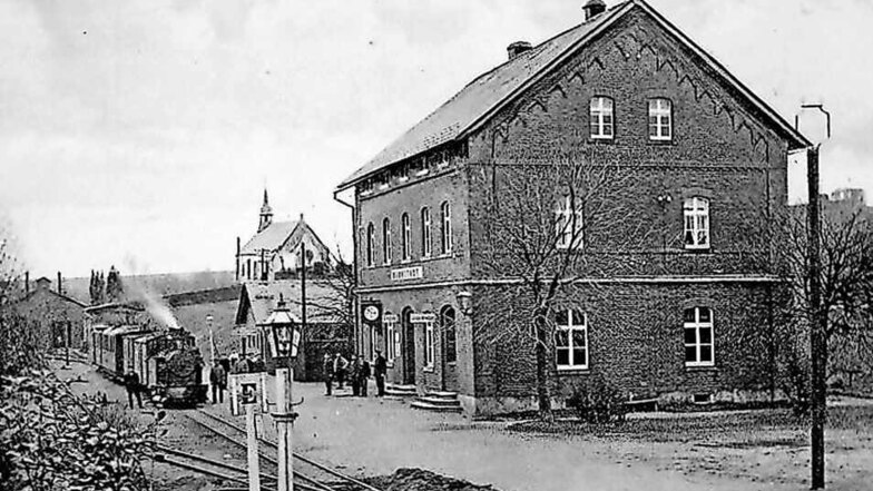 Der Bahnhof Bernstadt auf einer historischen Ansichtskarte. Im Hintergrund (Mitte) ist die Friedhofskapelle der Stadt zu erkennen. In Bernstadt befand sich mit 235 Metern Höhenlage der tiefste Punkt der Strecke.