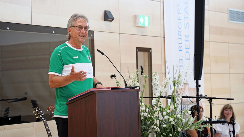 Bürgermeister Jochen Reinicke eröffnete die neue Sporthalle in Gröditz