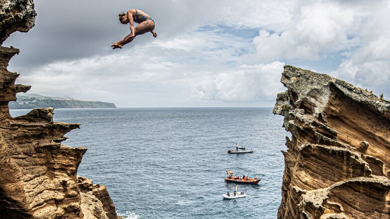 Spektakulär sieht es aus, wenn Iris Schmidbauer bei der Red-Bull-Serie auf den Azoren durch die Luft fliegt.