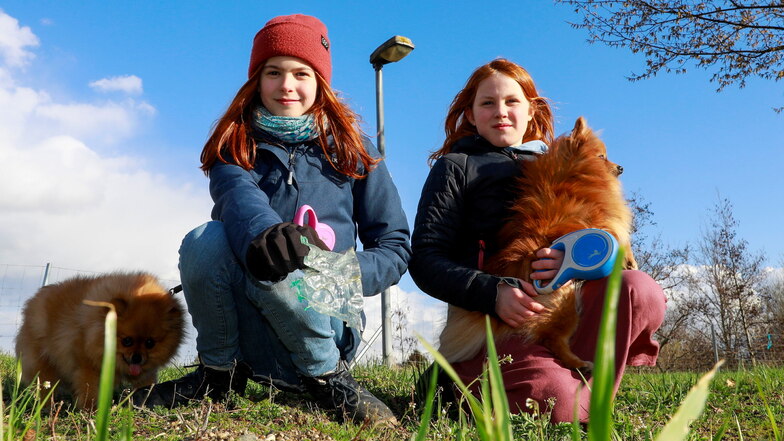 Beim Gassi gehen aufs Müllsammeln gekommen: Frida Wagner (links) und ihre Cousine Luzie Dittrich in Ostritz.